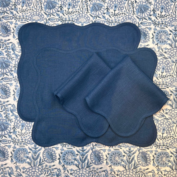 Gift Set: Blue Scallop (2 placemats, 2 Napkins, 2 Napkinrings