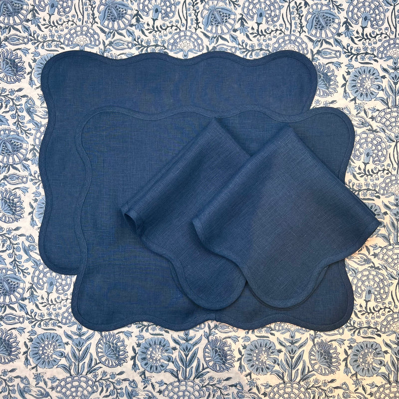 Gift Set: Blue Scallop (2 placemats, 2 Napkins, 2 Napkinrings