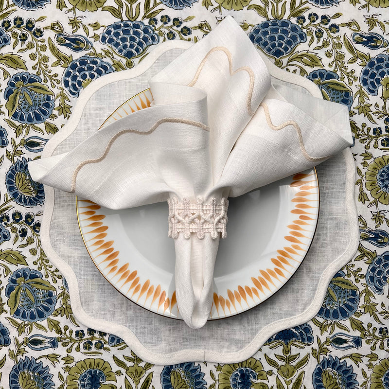 Table Set: White Scallop Arena Placemat & Squiggle Napkin & Linen Loop Napkinring Table Setting