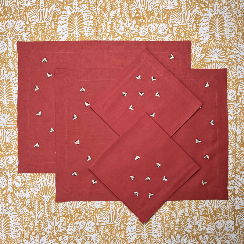 Gift Set: 2 Placemats & 2 Napkins in terracotta red with bees