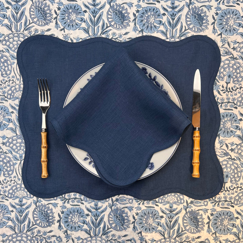 Gift Set: Blue Scallop (2 placemats, 2 Napkins, 2 Napkinrings